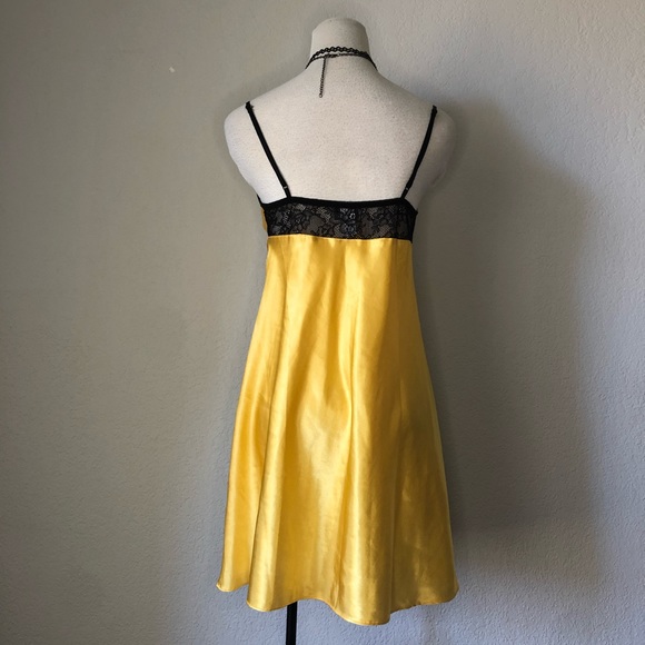 Yellow night slip with black lace detailing - Picture 2 of 3